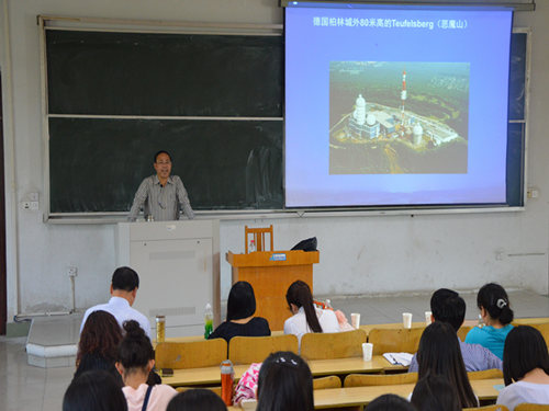 驻校作家赵德发为本科生授课